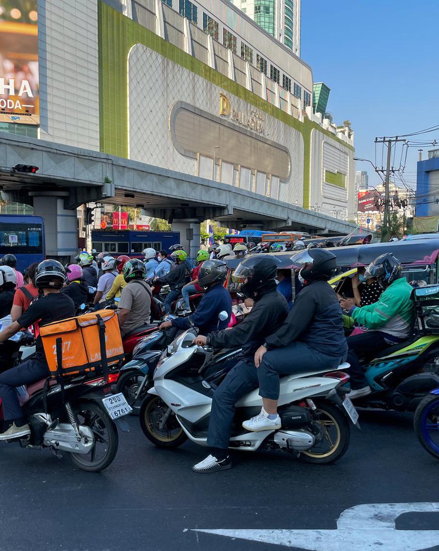 В Таиланде в первые дни новогодних праздников в ДТП погибли более ста человек. В первые дни новогодних праздников на дорогах Таиланда произошло более ста дорожно-транспортных происшествий, в результате которых погибло более ста человек. Среди них был один гражданин Российской Федерации, как сообщает Центр безопасности дорожного движения страны