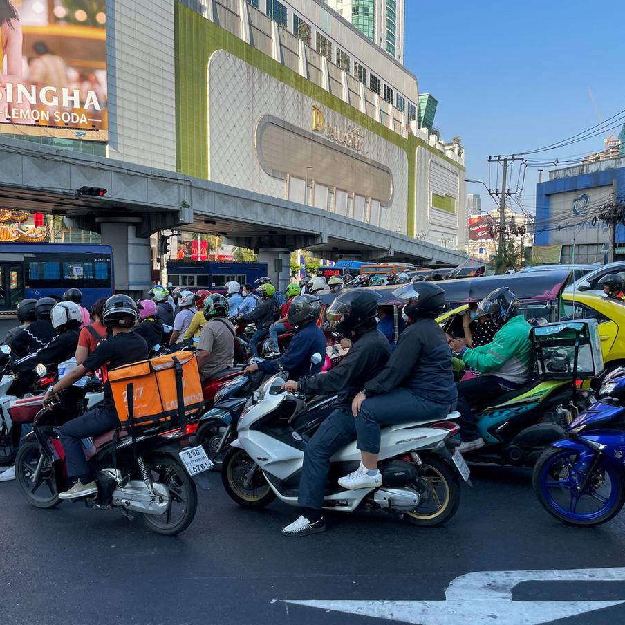 В Таиланде в первые дни новогодних праздников в ДТП погибли более ста человек. В первые дни новогодних праздников на дорогах Таиланда произошло более ста дорожно-транспортных происшествий, в результате которых погибло более ста человек. Среди них был один гражданин Российской Федерации, как сообщает Центр безопасности дорожного движения страны