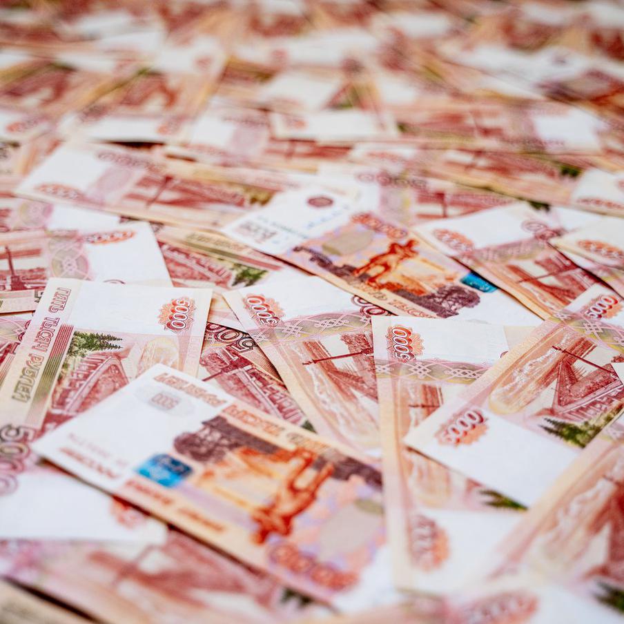 РИА "Новости": рубль в 2025 году стал самой подорожавшей к доллару валютой. По данным "РИА Новости", которые анализируют открытые биржевые сведения, российский рубль продемонстрировал рекордный рост курса по отношению к доллару США в прошлом году. Укрепление рубля составило 31%, что значительно превышает показатели других валют