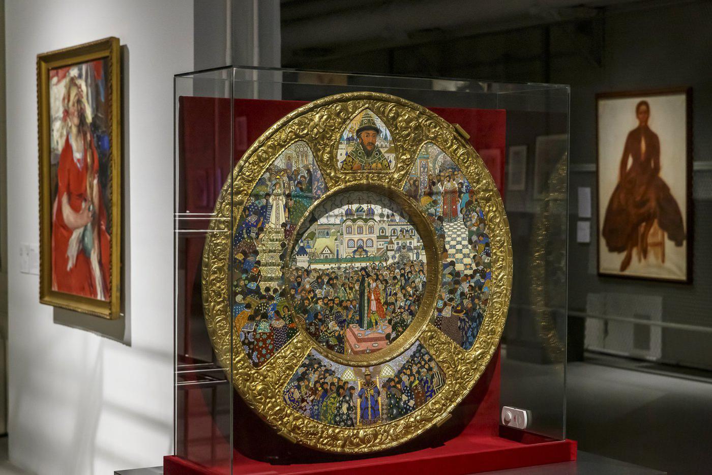 Блюдо, поднесённое Императорским Строгановским училищем 27 мая 1913 года к 300-летию дома Романовых, сделано учащимися по рисунку Фёдора Сорокина. Многофигурные композиции поражают совершенным техническим мастерством и высоким художественным уровнем исполнения, когда в сложной технике перегородчатых эмалей создаются фактически живописные произведения с разнообразным колоритом и смелыми пространственными решениями.