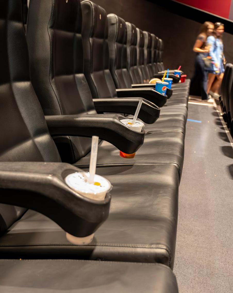 "Буратино" собрал почти 227 млн рублей за первый день проката. По данным Единой федеральной автоматизированной информационной системы сведений о показах фильмов в кинозалах (ЕАИС), картина "Буратино" режиссёра Игоря Волошина, вышедшая в прокат 1 января, собрала почти 227 миллионов рублей всего за один день