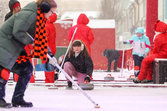 Кёрлинг, Ёлка мэра, дворянский променад и гуманитарная помощь: развлечения и добрые дела в столице в новогодние дни