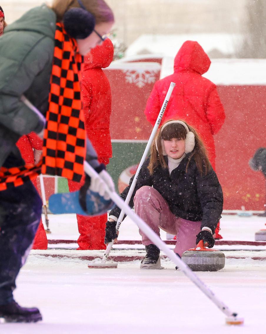 Кёрлинг, Ёлка Мэра, дворянский променад и гуманитарная помощь: развлечения и добрые дела в столице в новогодние дни
