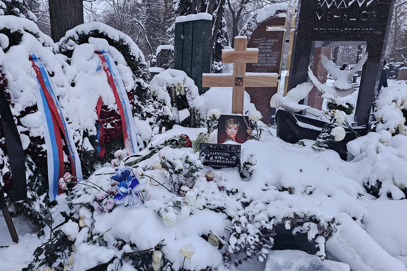 Вера Алентова упокоилась рядом с мужем Владимиром Меньшовым.