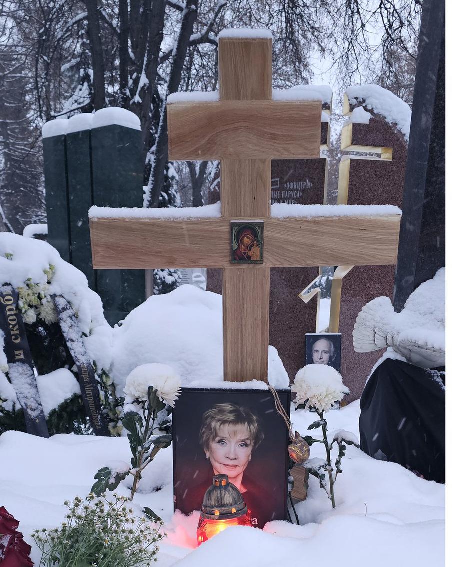 Могила Веры Алентовой на Новодевичьем кладбище Москвы.