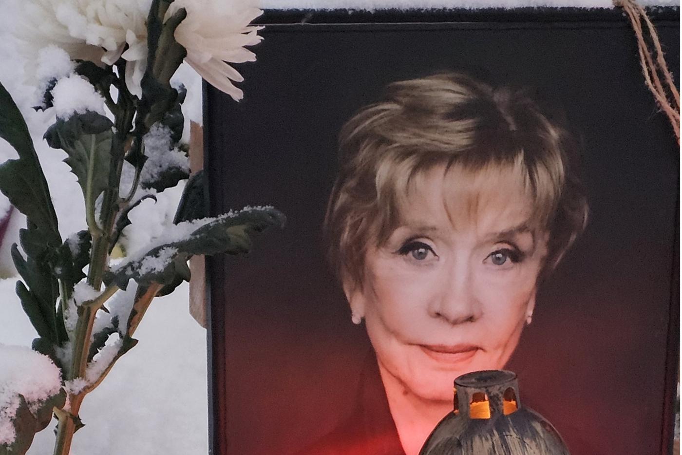 9 дней без Веры Алентовой: что происходит на могиле любимой актрисы