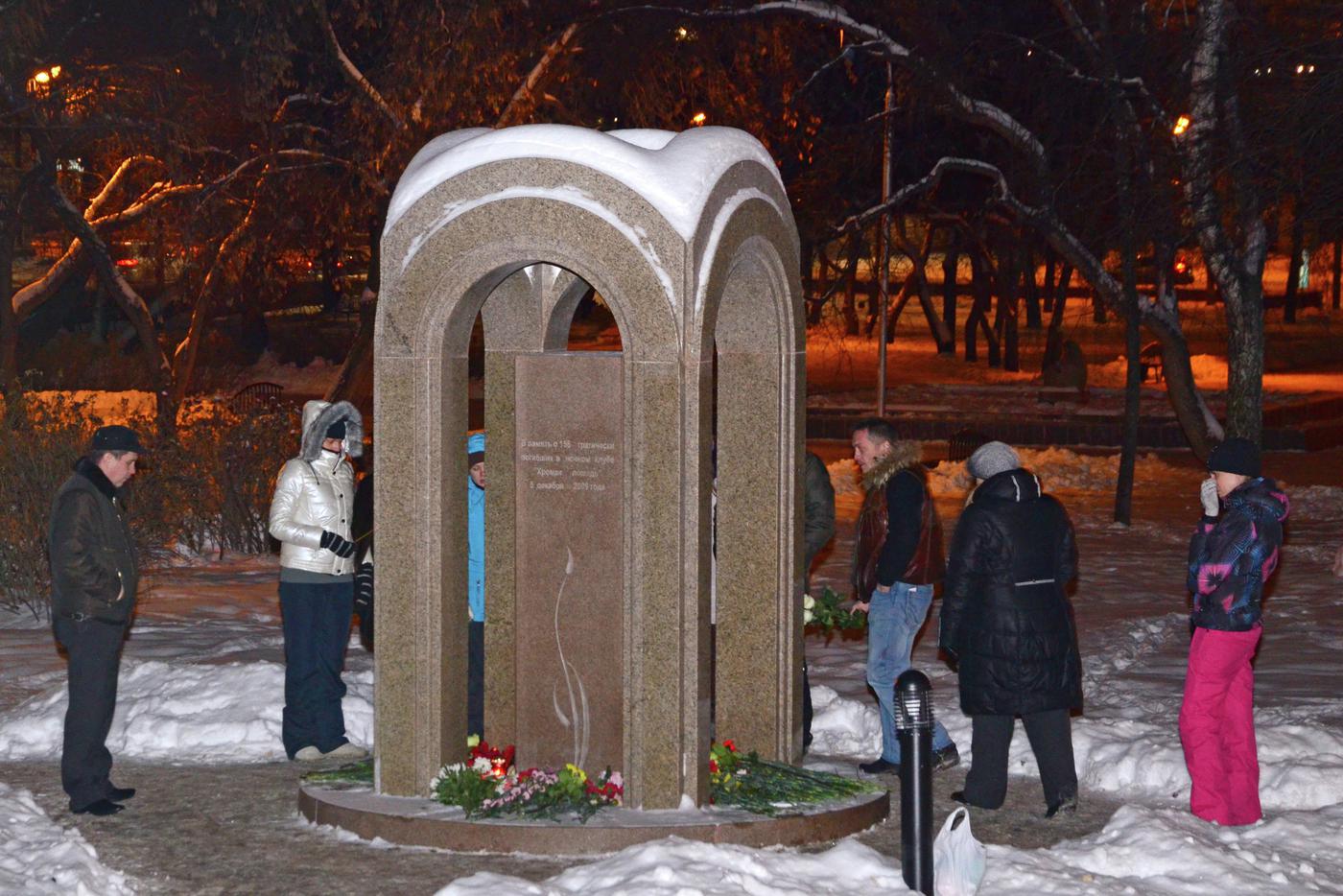 Пермяки часто собираются у мемориала, чтобы почтить память жертв пожара в "Хромой лошади". Каждую годовщину там появляется много свежих цветов.