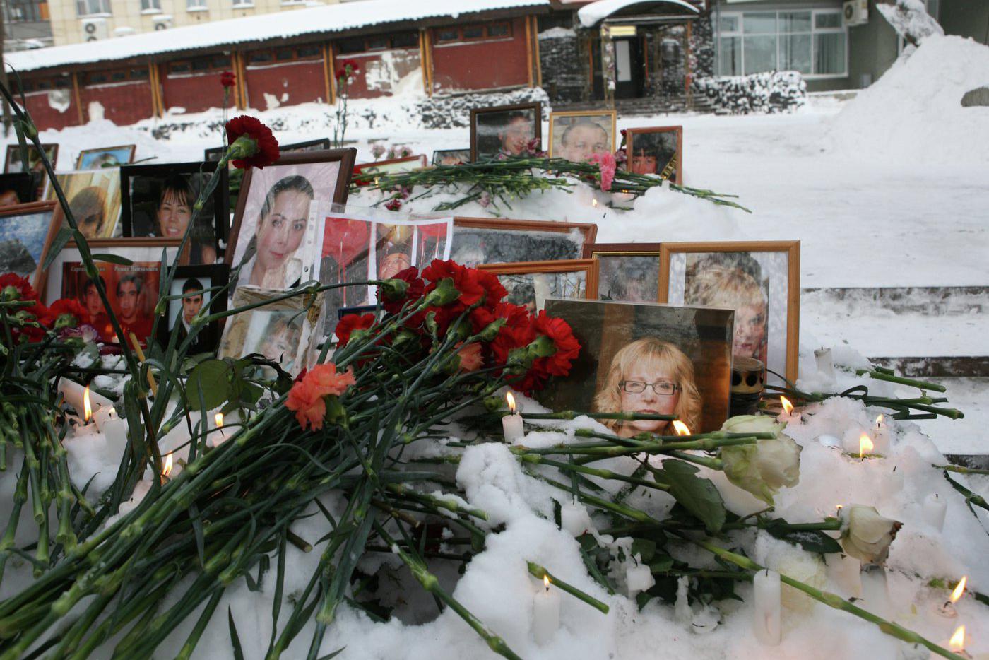 Фотографии с портретами погибших во время пожара в "Хромой лошади".