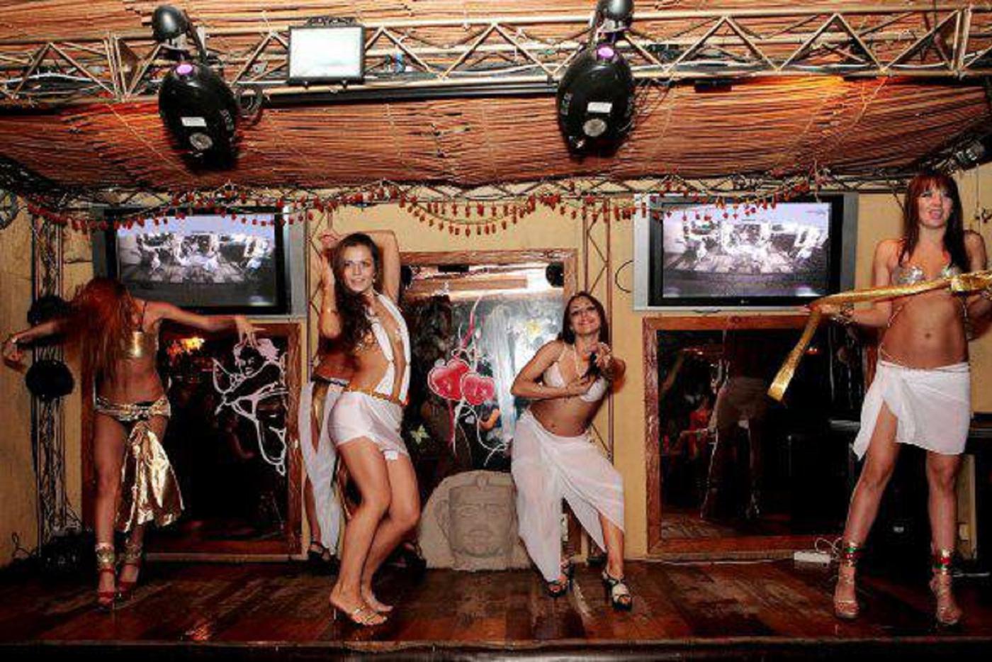 На сцене в "Хромой лошади" девушки часто выкладывались по полной, и зрителям такие шоу очень нравились. Ольга — вторая справа.