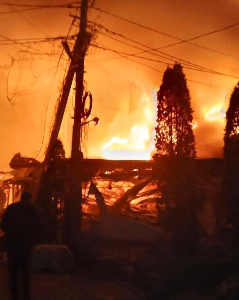 Сальдо: более 19 тел погибших в Хорлах сгорели до отдельных фрагментов. В результате ракетного удара украинских войск по селу Хорлы в Херсонской области в ночь на 1 января погибли 28 мирных жителей. Губернатор региона Владимир Сальдо сообщил, что удар был нанесен беспилотником с зажигательной смесью, что привело к пожару в кафе и гостинице, где люди праздновали Новый год