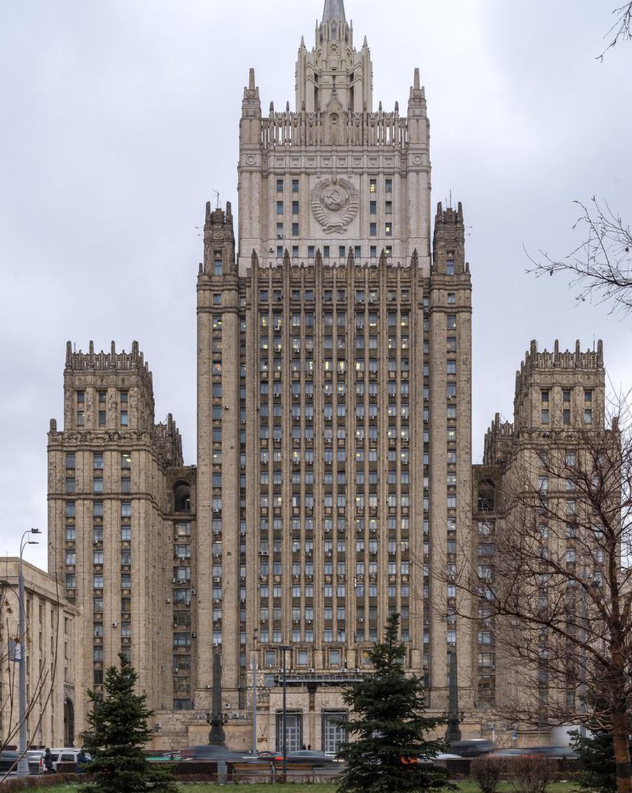 МИД России осудил военную агрессию США в отношении Венесуэлы. Российская Федерация решительно осуждает военное вмешательство Соединенных Штатов Америки в дела Венесуэлы. В заявлении Министерства иностранных дел Российской Федерации говорится, что предлоги, которые США использовали для оправдания своих действий, не имеют под собой оснований