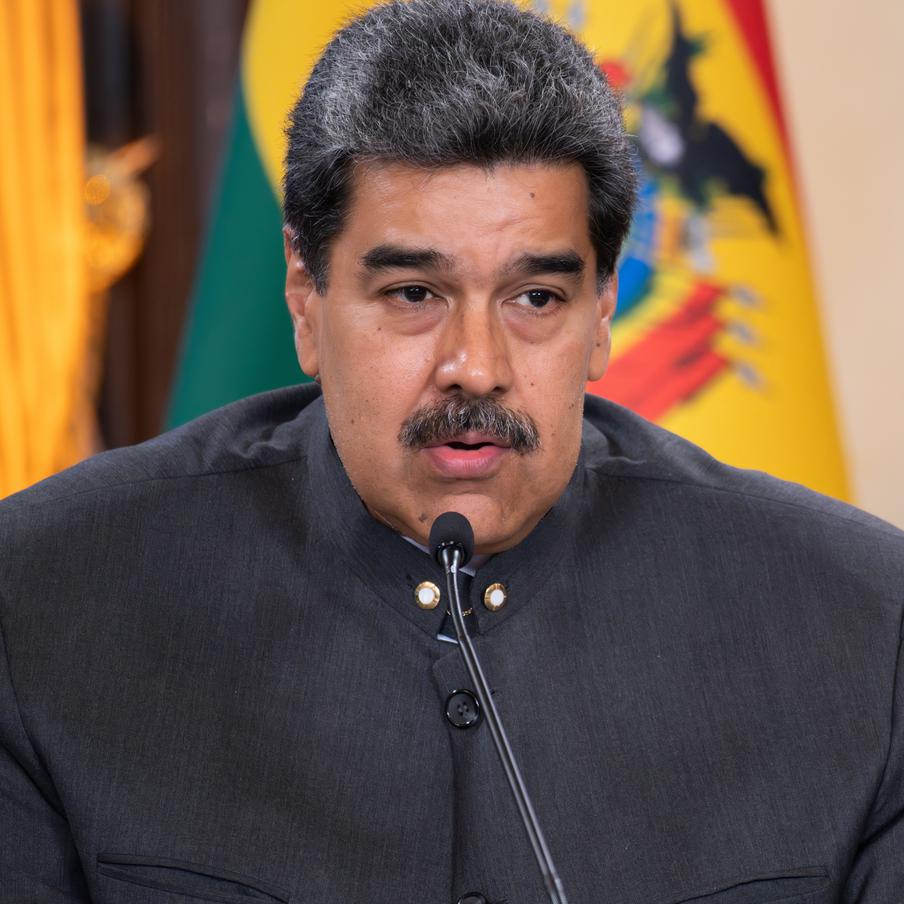 Сообщается о доставке Мадуро в изолятор Бруклина. Журналисты зафиксировали усиленные меры безопасности у следственного центра в Нью-Йорке после информации о возможном этапировании венесуэльского лидера