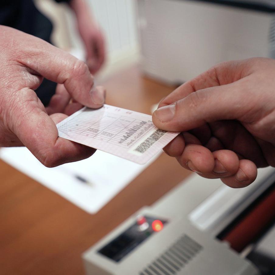 Водительские права разрешили использовать при заселении в отели в России. С начала 2026 года россияне получили дополнительный способ подтверждения личности при размещении в гостиницах и санаториях без обязательного предъявления паспорта