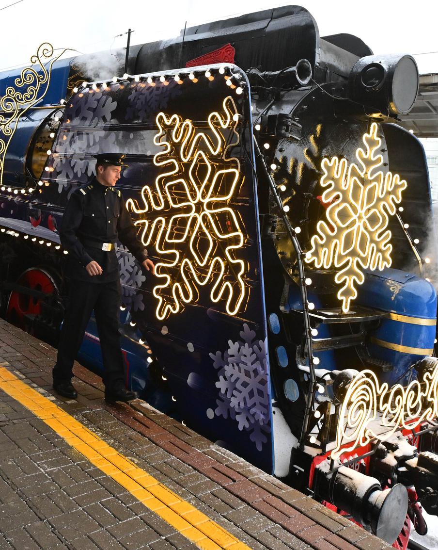 Поезд Деда Мороза прибыл в Москву: москвичей порадовала "живая история на колёсах"