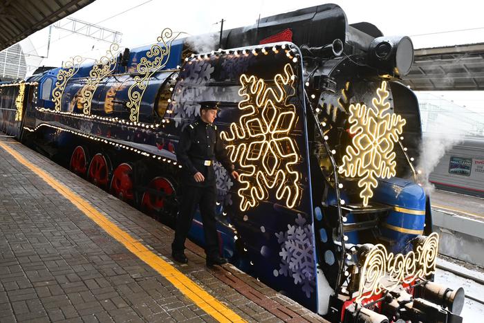 Поезд Деда Мороза прибыл в Москву: москвичей порадовала "живая история на колёсах"