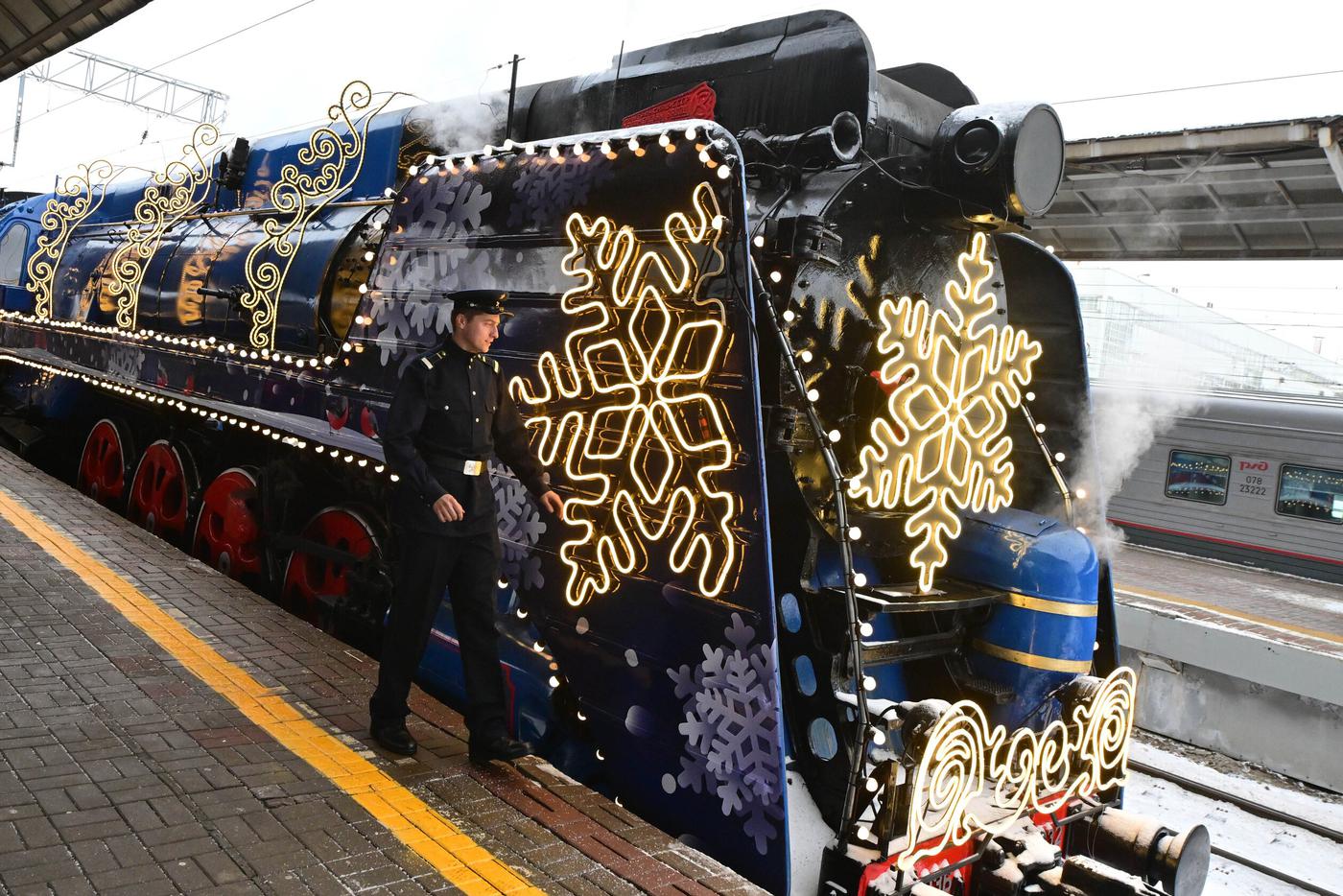Поезд Деда Мороза прибыл в Москву: москвичей порадовала "живая история на колёсах"