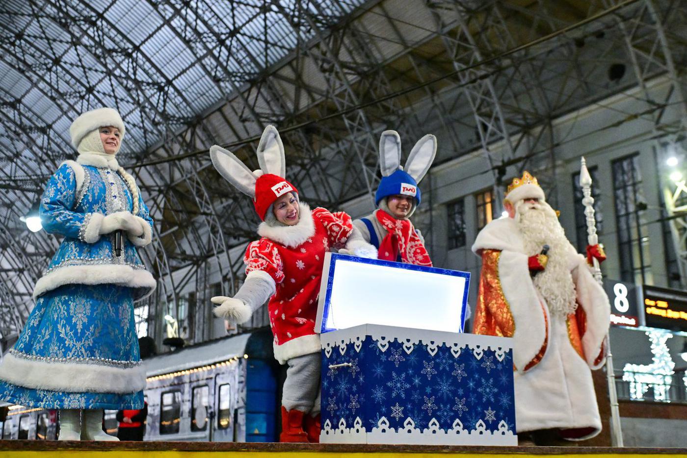 Москвичей приветствовали "зайцы", Снегурочка и Дед Мороз.