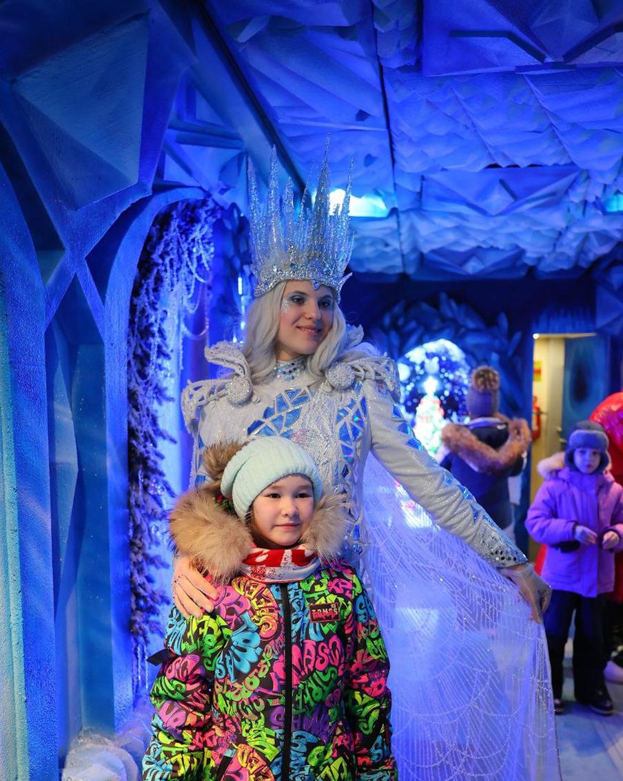 Снежная Королева очаровала московских детей.