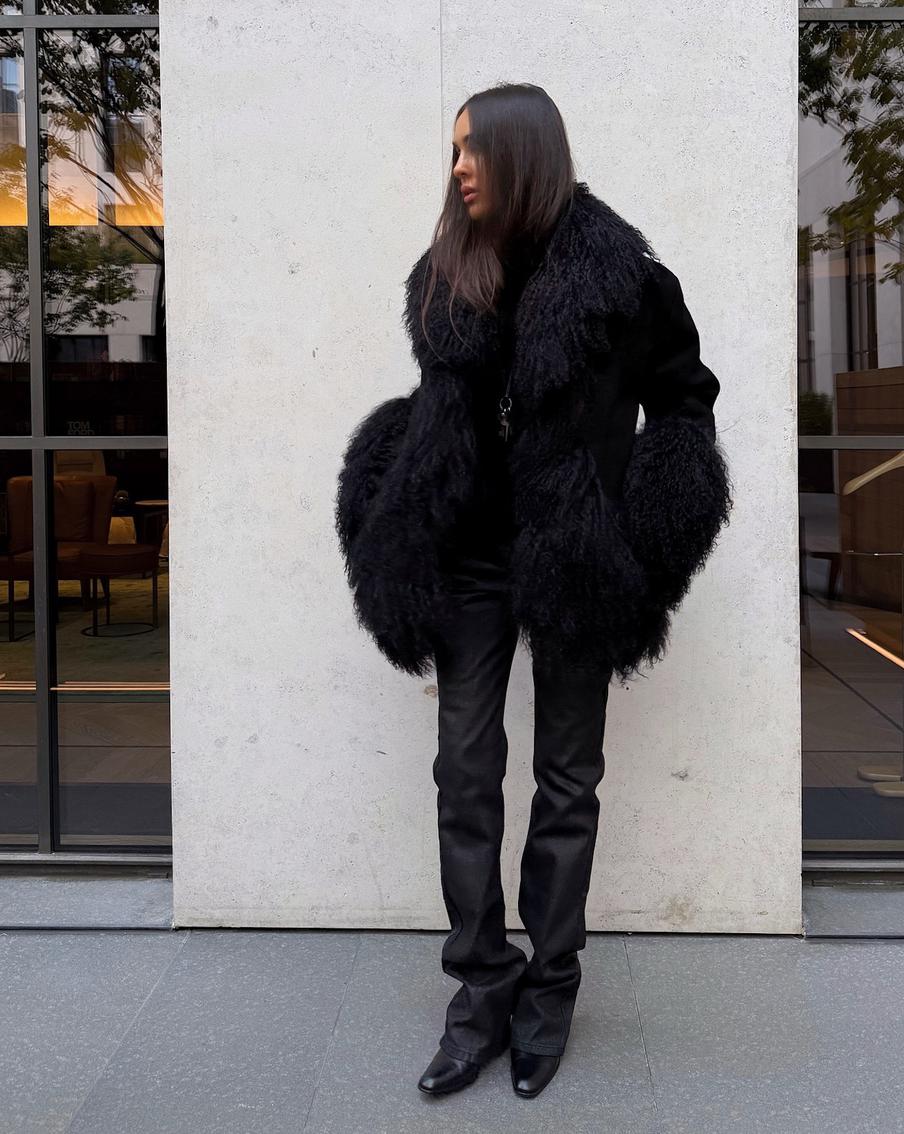 Такая дублёнка может выступать как акцентом, так и быть в стиле всего образа.