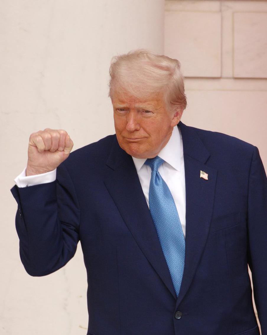 Трамп поразил мир планами новых санкций против России. Президент США Дональд Трамп заявил о переговорах с Конгрессом по ужесточению санкций против России, отметив, что обсуждает законопроекты с сенатором Линдси Грэмом*