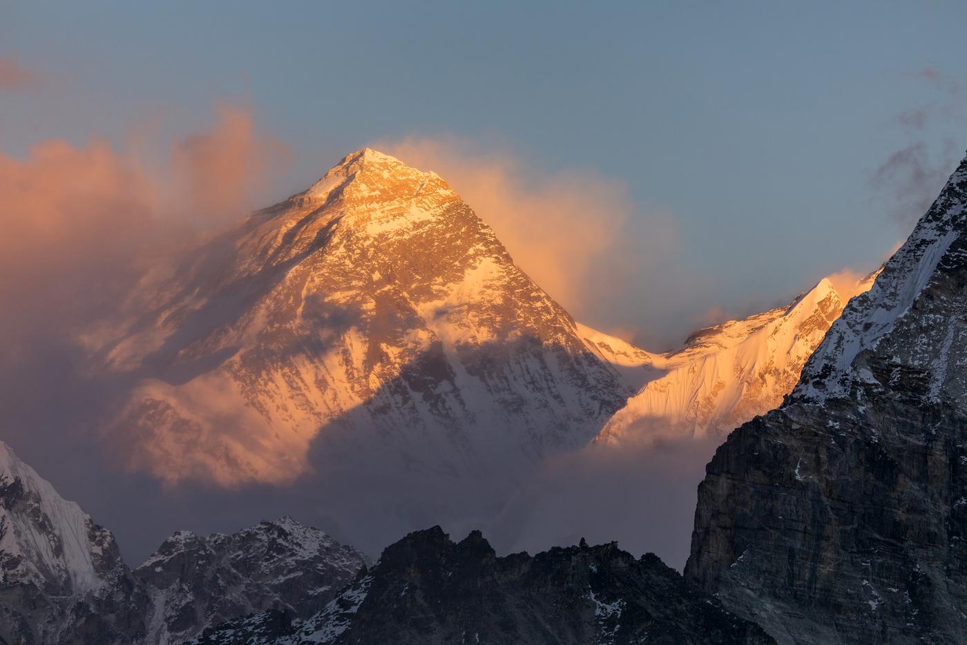 Эверест в 2025 году поставил рекорд по гидам и числу подъёмов