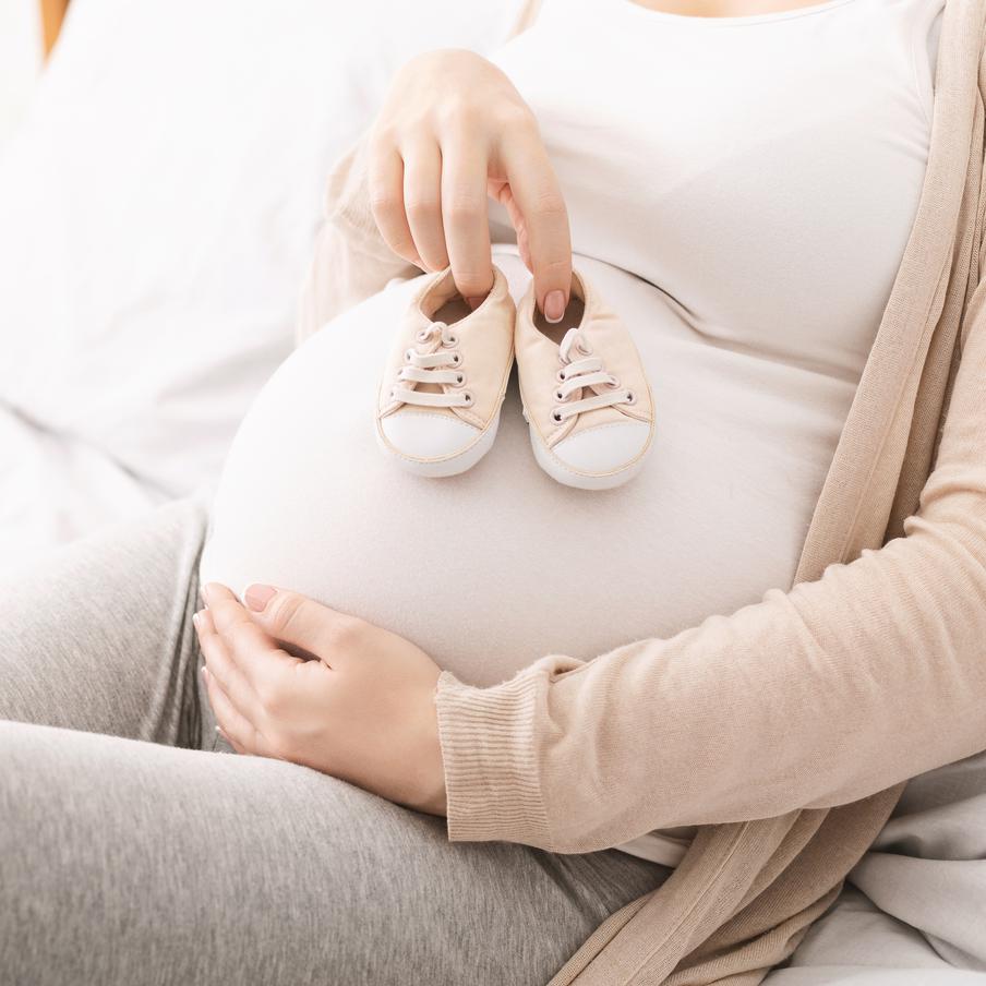 В Минздраве раскрыли возраст, когда россиянки чаще всего становятся мамами. Первенец у женщин в России сегодня появляется в среднем ближе к 26 годам. Врачи предупреждают, что дальнейшее откладывание материнства повышает риски для репродуктивного здоровья