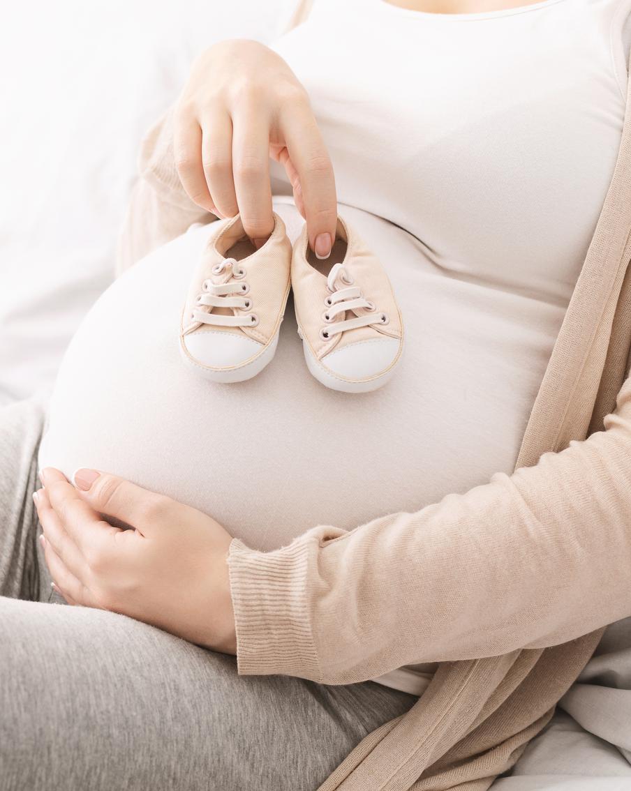 Какой средний возраст первых родов в России