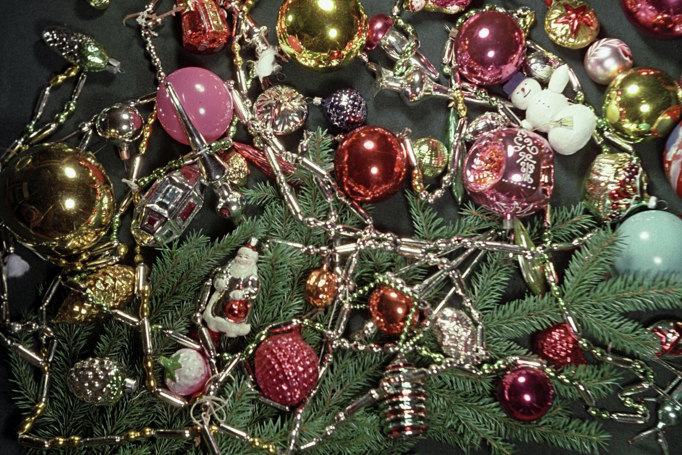 "Стеклянные игрушки по своей лёгкости и красочности особенно интересны для ёлки, – сообщает одна из статей в сборнике "Ёлка" 1936 года. – Их ассортимент практически неисчерпаем. Сейчас их изготовлением занят ряд государственных фабрик и артелей. Восстановлено производство стеклодувных украшений вокруг Клина, где этим делом занимались издавна. Но новых хороших форм ещё мало. Расцветка украшений также заставляет желать многого... В этом производстве на очереди задача самого тщательного подбора нового ассортимента. Причём главное внимание должно быть обращено на декоративность и орнамент".