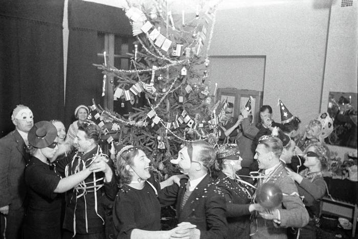 "Только тот, кто друг попов, ёлку праздновать готов": 90 лет назад в СССР вернулась новогодняя ёлка