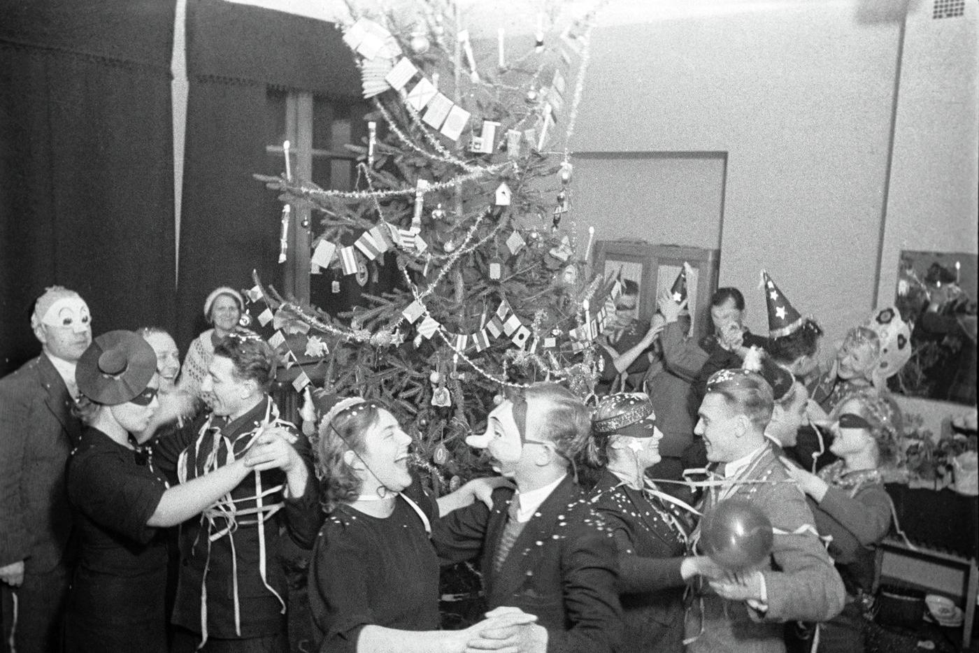 "Только тот, кто друг попов, ёлку праздновать готов": 90 лет назад в СССР вернулась новогодняя ёлка