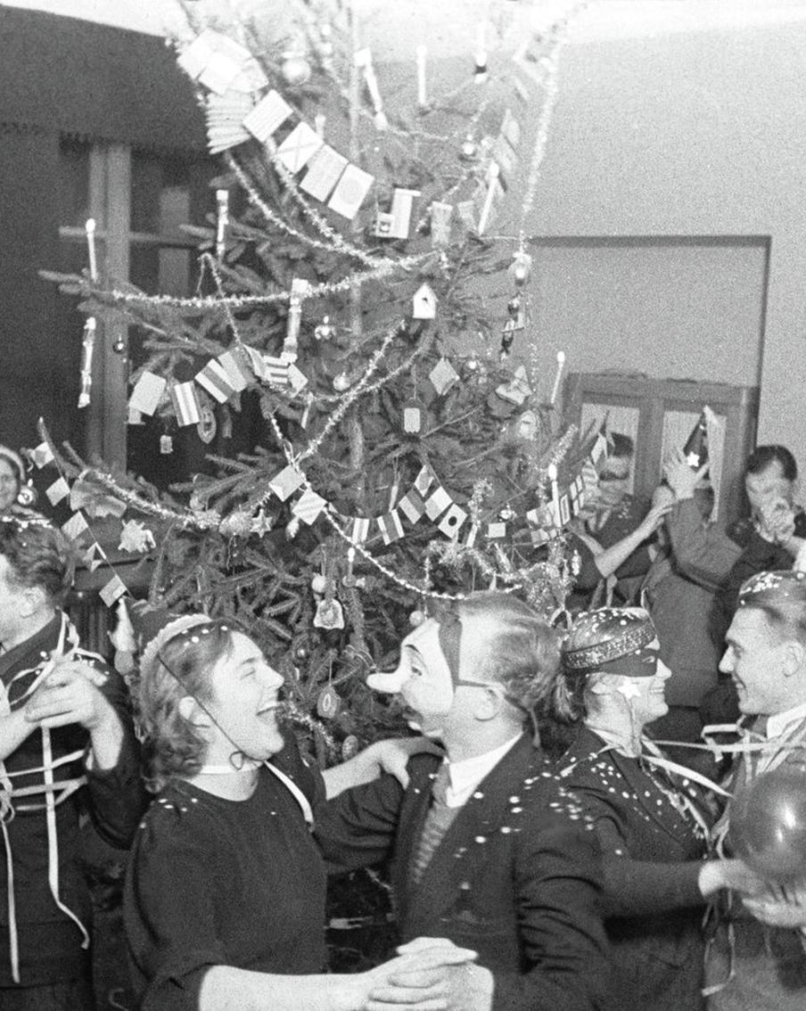 "Только тот, кто друг попов, ёлку праздновать готов": 90 лет назад в СССР вернулась новогодняя ёлка