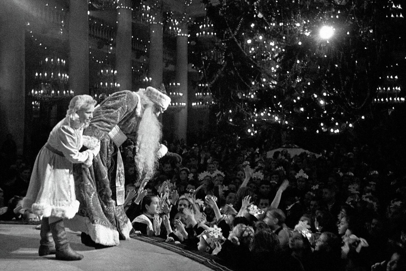 Дед Мороз и Снегурочка на новогоднем представлении в Колонном зале Дома Союзов. Москва, 1949 год. 