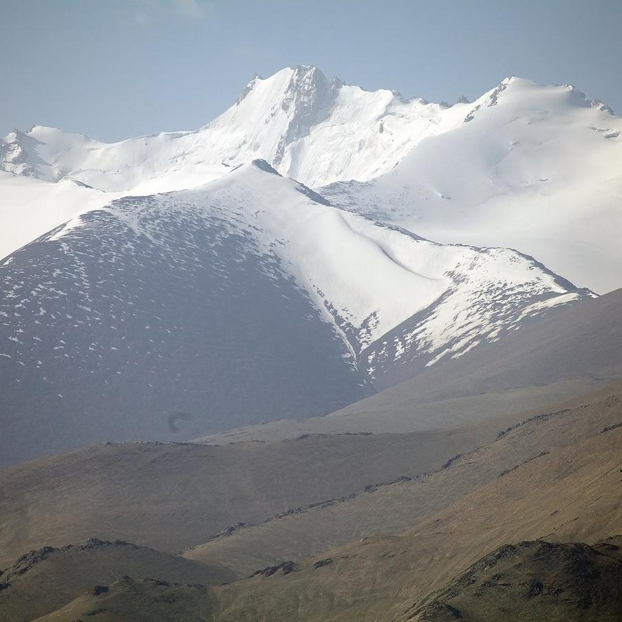 Российская альпинистка нашла в горах камеру с фото 17-летней давности. На пике Ленина обнаружили фотоаппарат, пролежавший во льдах почти два десятилетия. Карта памяти оказалась рабочей и помогла за сутки найти владельцев снимков из 2008 года