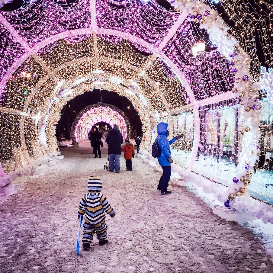 После Рождества Москву ждёт мягкая зима с метелями. Синоптики скорректировали прогноз на конец новогодних каникул. Впереди череда снегопадов, рост сугробов и ослабление морозов, однако в отдельные дни температура всё же опустится заметно ниже нормы