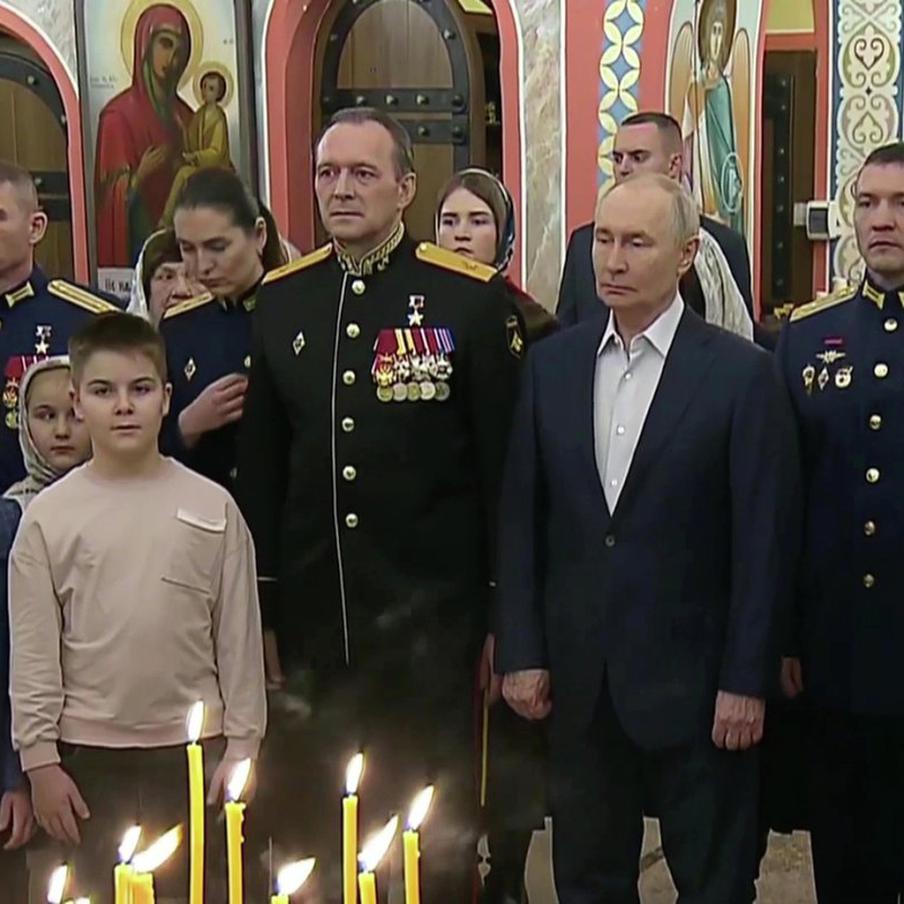 Путин поздравил россиян с Рождеством Христовым и отметил роль церкви и воинов. Президент поздравил православных христиан и посетил ночное рождественское богослужение в Подмосковье, подчеркнув значение духовных традиций и службы защитников страны