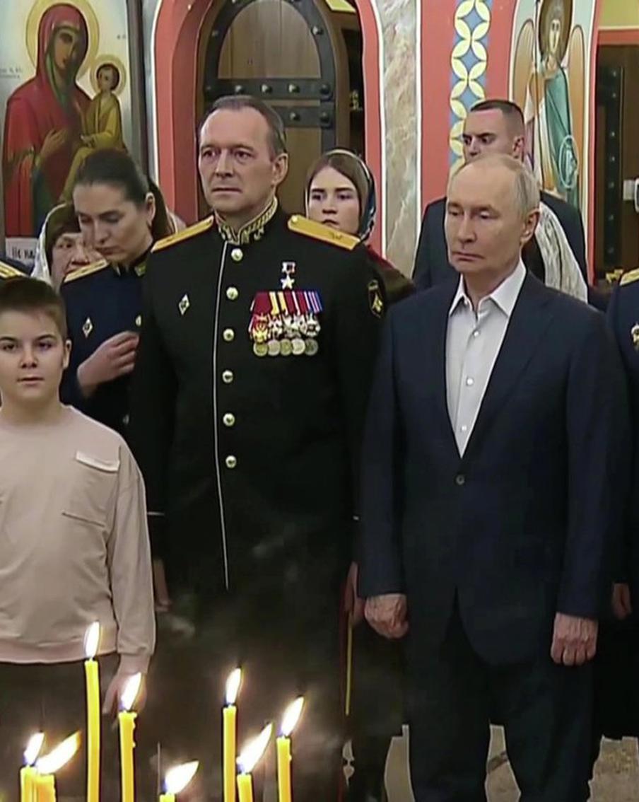 Путин поздравил россиян с Рождеством Христовым и отметил роль церкви и воинов. Президент поздравил православных христиан и посетил ночное рождественское богослужение в Подмосковье, подчеркнув значение духовных традиций и службы защитников страны