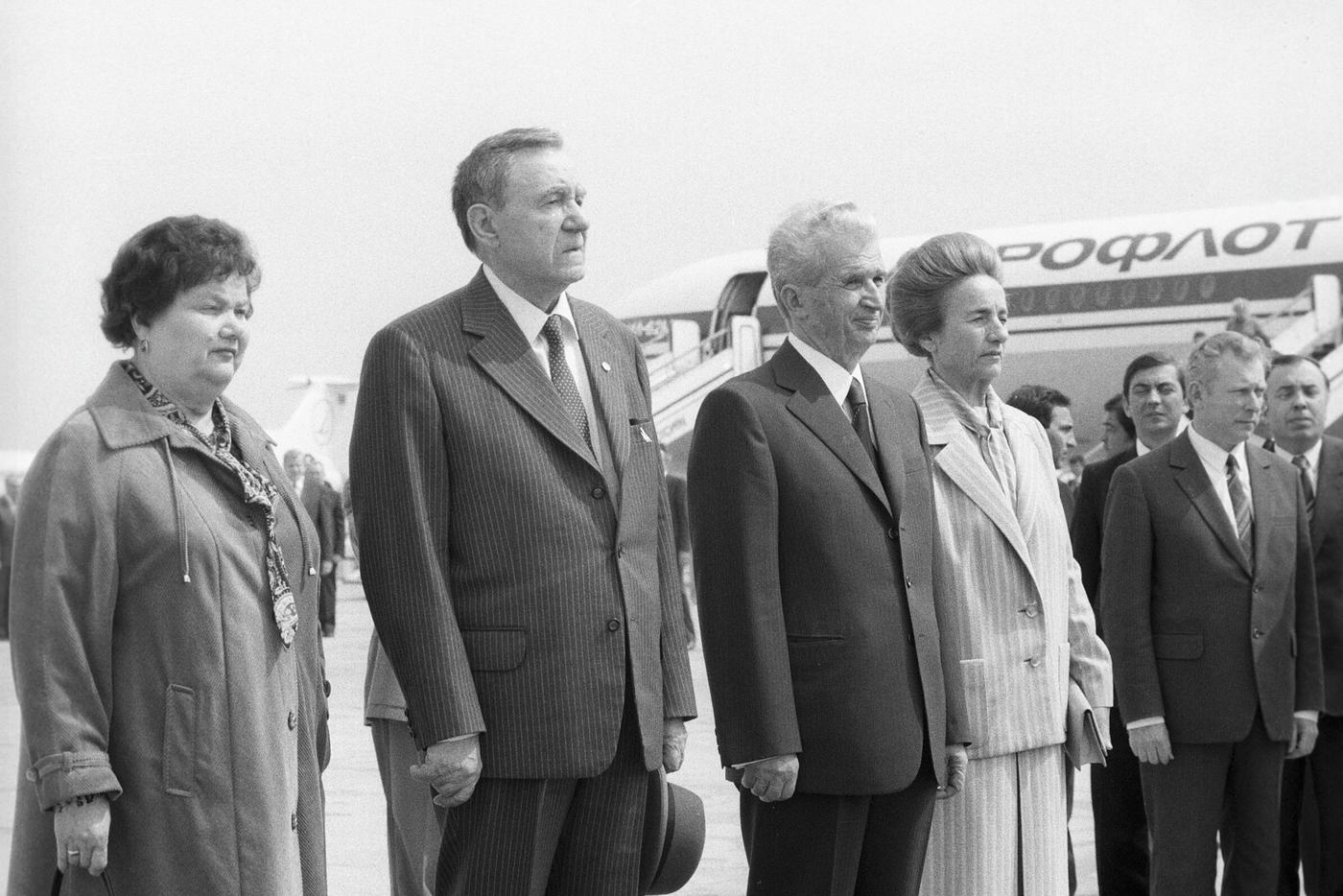 1988 год. Официальный дружественный визит председателя президиума Верховного Совета СССР Громыко в Румынию. На фотографии Громыко с супругой и Николае Чаушеску с Еленой во время встречи на аэродроме.