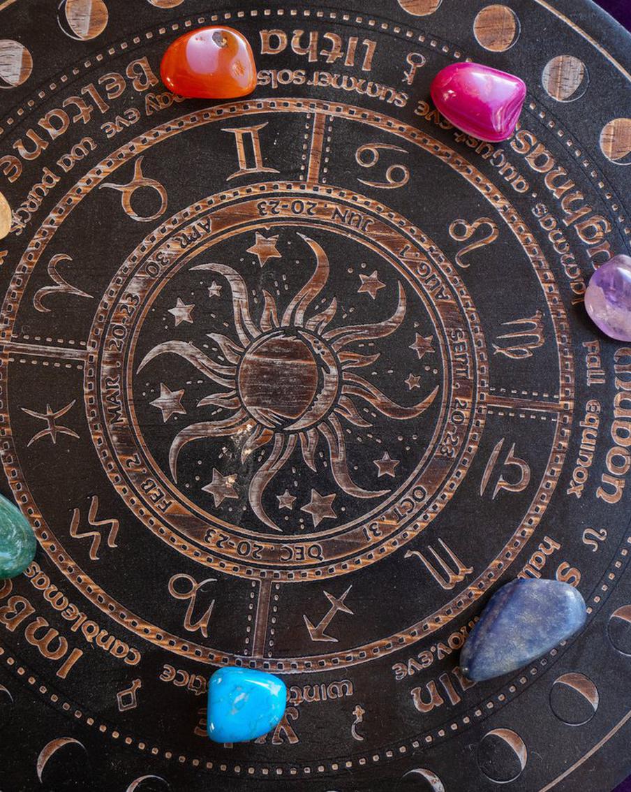 Кому не брать кредиты, а у кого – любовь: что 2026 год принесёт знакам зодиака