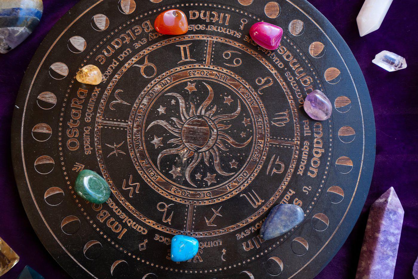 Кому не брать кредиты, а у кого – любовь: что 2026 год принесёт знакам зодиака