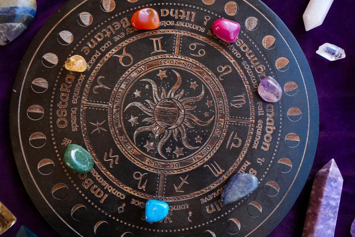 Кому не брать кредиты, а у кого – любовь: что 2026 год принесёт знакам зодиака