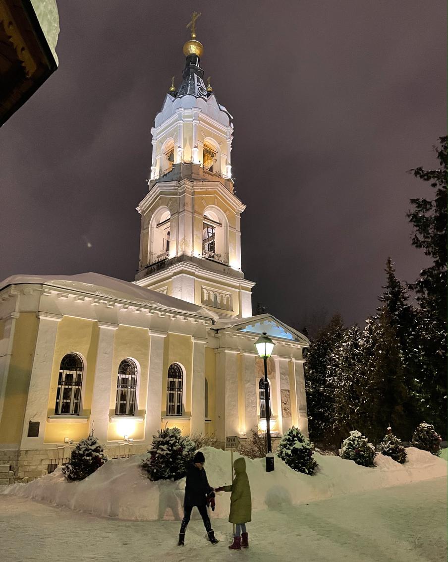 Россиянам рассказали историю рождения Иисуса Христа в Вифлееме. В праздник Рождества верующие вспоминают, как Богомладенец появился на свет в пещере на окраине Вифлеема. Первыми о чуде узнали пастухи, а затем пришли восточные мудрецы