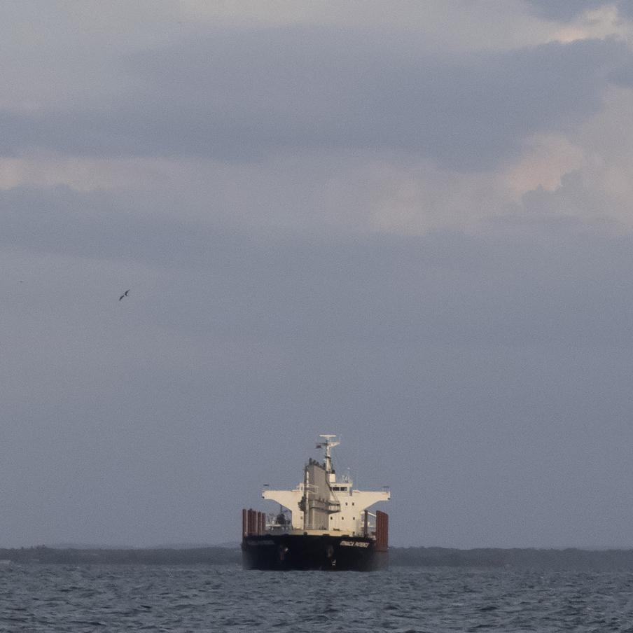 США заявили о захвате двух якобы входящих в "теневой флот" России нефтетанкеров. Американские военные отчитались о захвате двух якобы принадлежащих российскому "теневому флоту" нефтяных танкеров. Их экипажи обвиняют в нарушении международных санкций, введённых на экспорт нефти из Венесуэлы