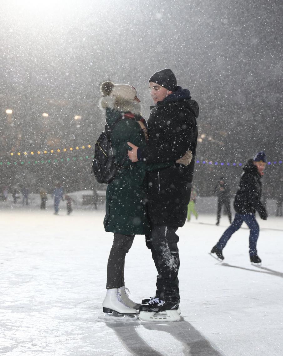 В Москве ожидается мощный снегопад и сильный ветер 8 и 9 января. Москвичей и гостей столицы предупредили о сильных снегопаде и ветре в ближайшие несколько дней