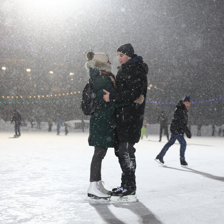 В Москве ожидается мощный снегопад и сильный ветер 8 и 9 января. Москвичей и гостей столицы предупредили о сильных снегопаде и ветре в ближайшие несколько дней