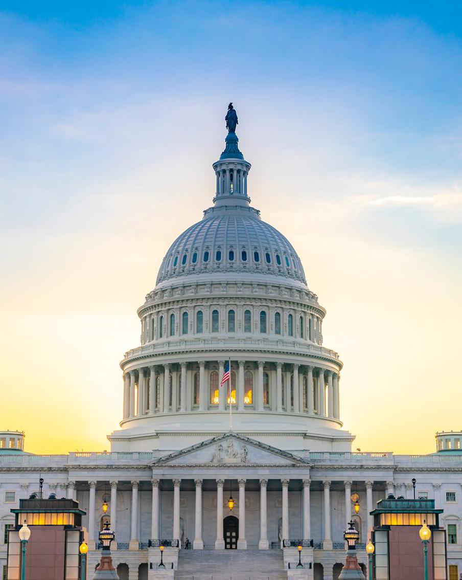 Президент США Дональд Трамп поддержал ужесточение антироссийских санкций. После задержания якобы входящего в "теневой флот" России нефтетанкера Дональд Трамп поддержал возможное ужесточение американских санкций против Москвы