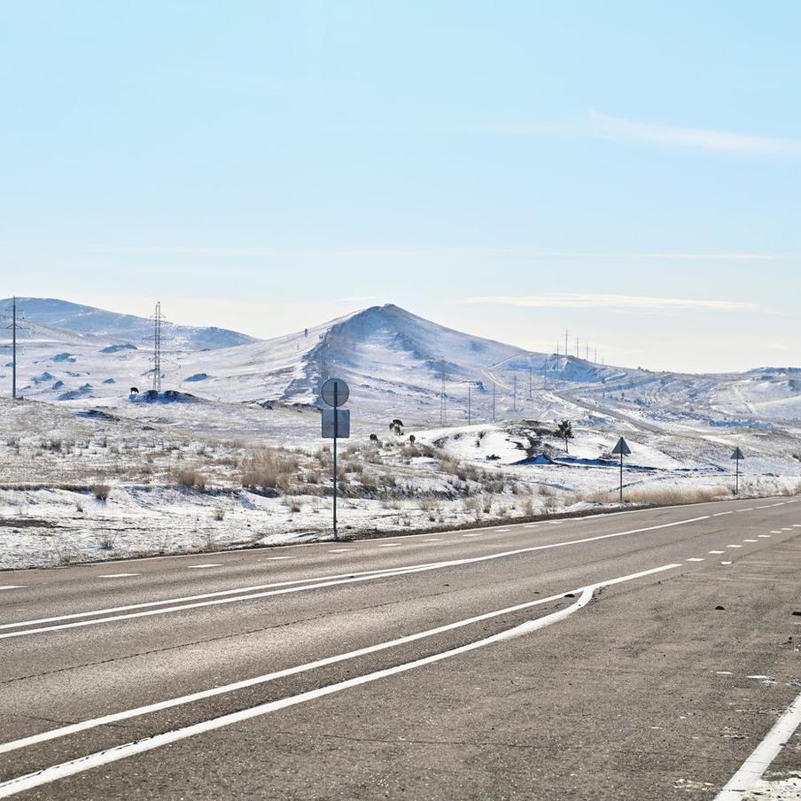 В Иркутской области ограничено движение на федеральной трассе "Сибирь". Из-за произошедшего на федеральной трассе "Сибирь" в Иркутской области на одном из её участков было временно перекрыто движение автотранспорта. Предусмотрены варианты объезда неактивного участка