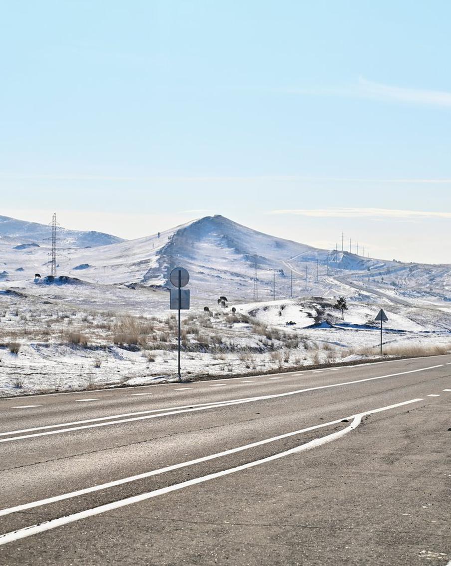 В Иркутской области ограничено движение на федеральной трассе "Сибирь". Из-за произошедшего на федеральной трассе "Сибирь" в Иркутской области на одном из её участков было временно перекрыто движение автотранспорта. Предусмотрены варианты объезда неактивного участка