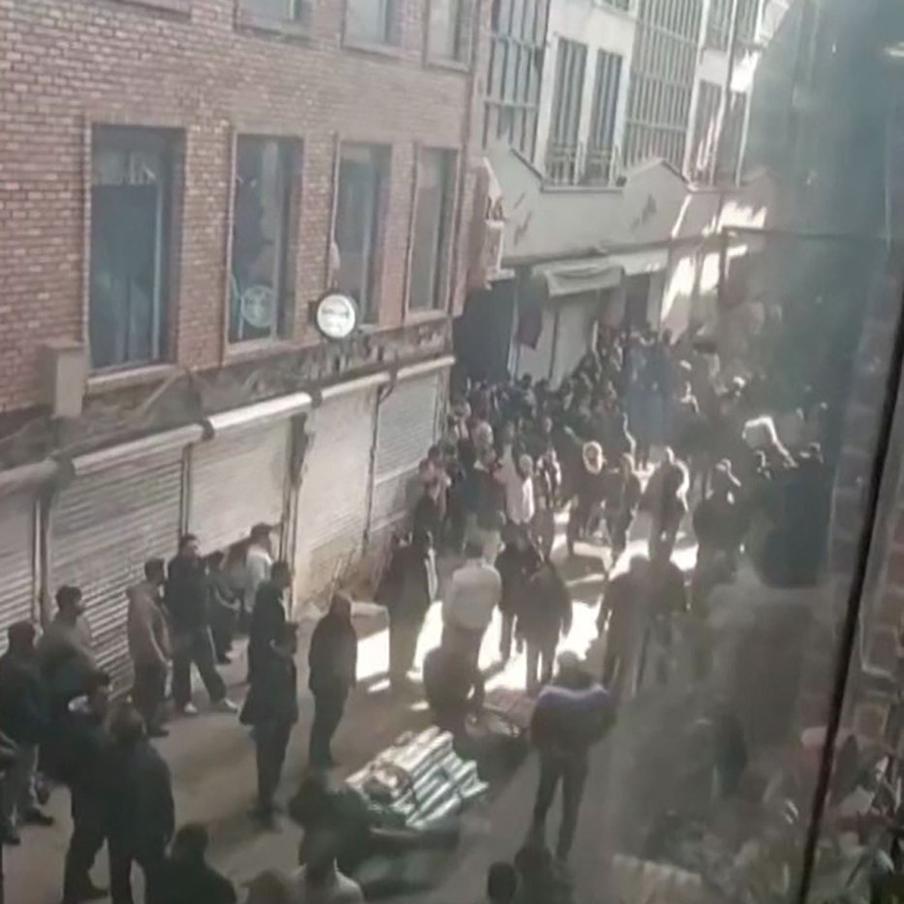 Вспыхнувшие в конце года в Иране протесты охватили более 90 городов. За прошедшие с начала протестов в Иране десять дней антиправительственные акции были зафиксированы более чем в 90 иранских городах