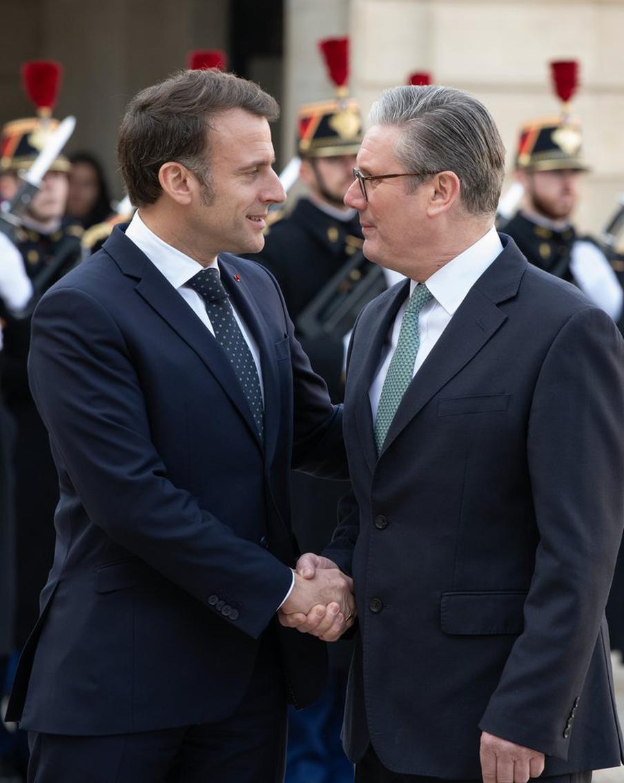 Великобритания и Франция планируют отправить на Украину до 15 тысяч военных. По итогам встречи участников "коалиции желающих" Франция и Великобритания договорились отправить на Украину военный контингент. Его численность может достигать до 15 тысяч человек