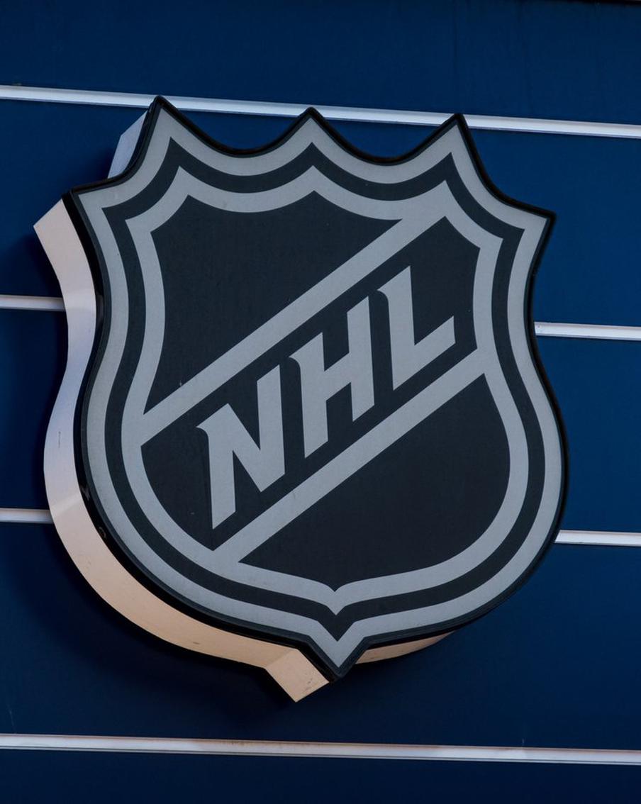 Канадский вратарь и рекордсмен НХЛ Гленн Холл скончался в возрасте 95 лет. На 96-м году жизни скончался легендарный канадский вратарь Гленн Холл. Ему принадлежал рекорд по количеству проведённых подряд матчей среди вратарей в НХЛ